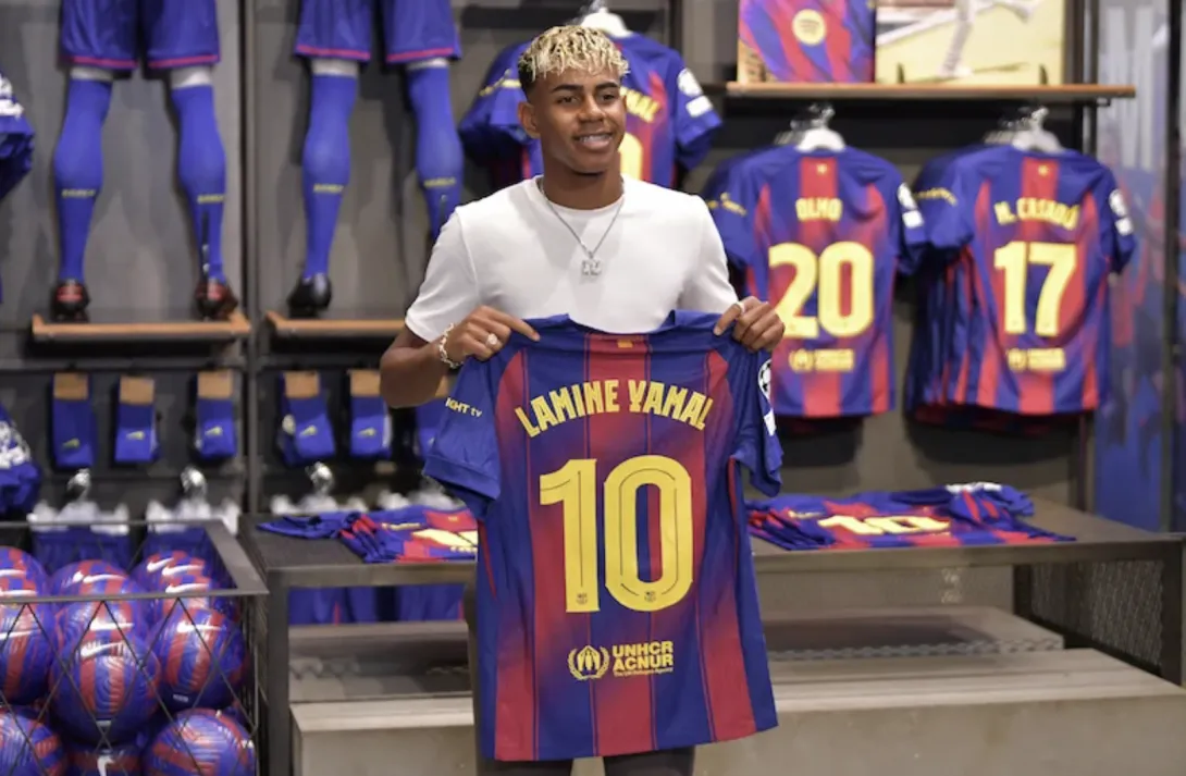 لامين جمال يرتدي الرقم 10 في برشلونة ويبدأ فصلًا جديدًا من مسيرته