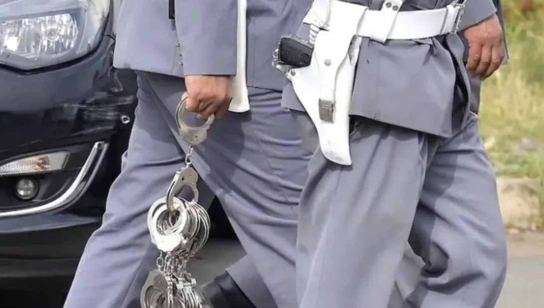 الدرك الملكي يوقف سائق شاحنة ظهر في فيديو يقود شاحنته بقدميه