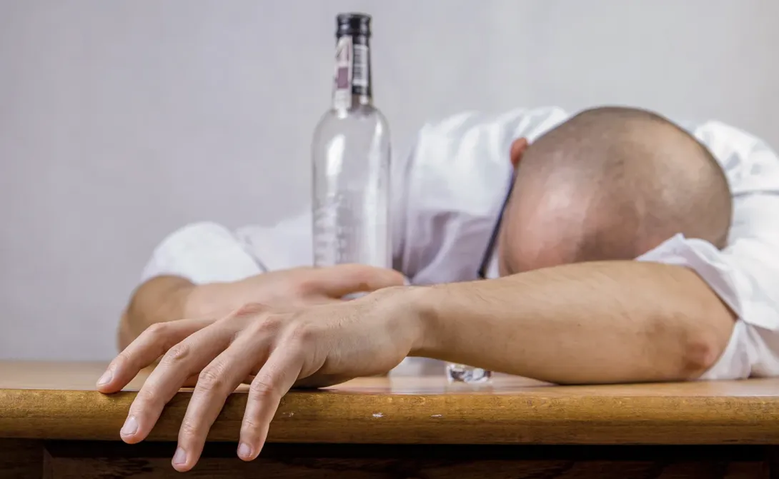 دراسة تكشف أن الإفراط في شرب الكحول والمشروبات المحلاة يرفع من احتمالية تساقط الشعر