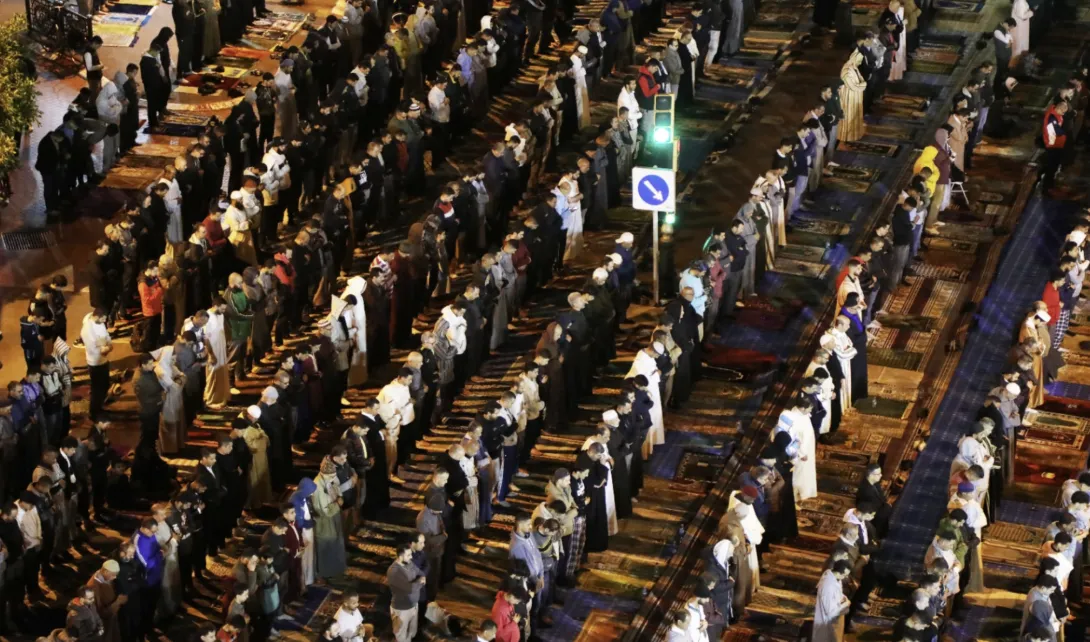 دراسة تكشف تراجع الشعائر الدينية لدى الشباب المغاربة مع الحفاظ على الهوية الدينية