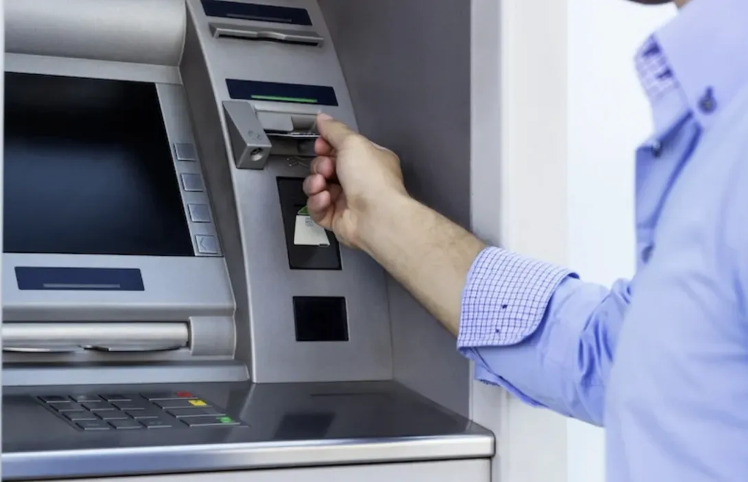 حكم قضائي يُلزم بنكًا بتعويض زبون بعد ابتلاع شباك أوتوماتيكي لبطاقته خلال إغلاق الوكالة