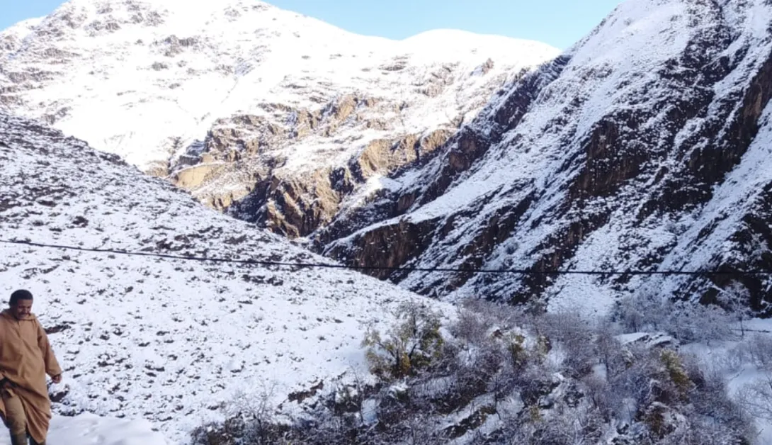 أسرة من الكسابة الرحل محاصرة بالثلوج بورزازات ونداءات عاجلة لتدخل جوي