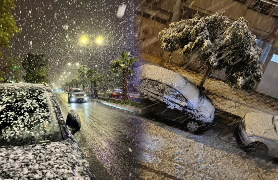 الثلوج تعود لتزين مدينة وجدة بعد سنوات من الغياب