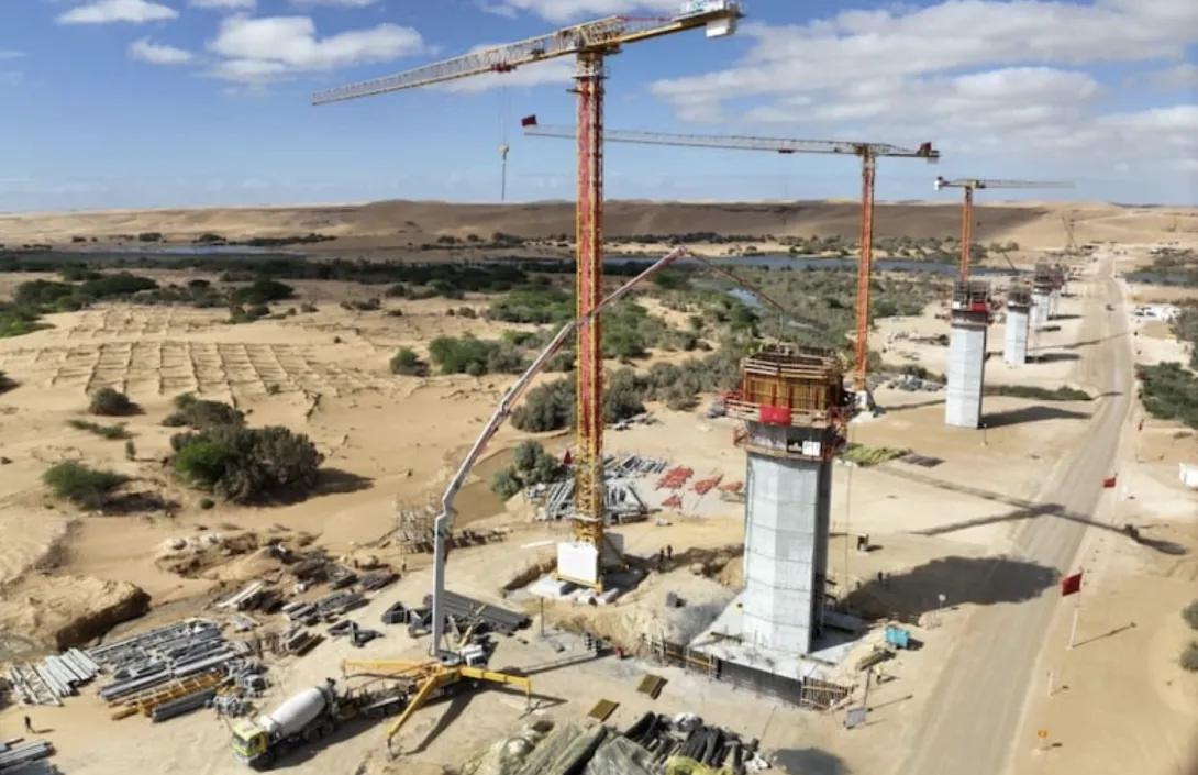 تقدم أشغال أكبر جسر طرقي بالمغرب على ضفاف وادي الساقية الحمراء