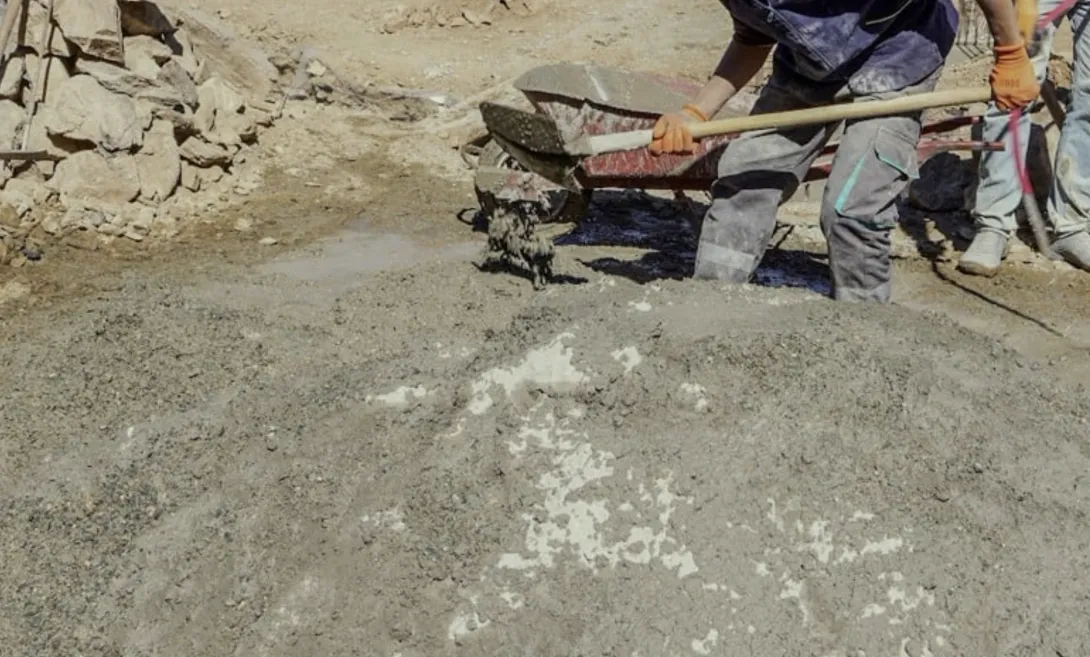 مجلس المنافسة: سعر الإسمنت بالمغرب تنافسي رغم تركّز السوق واختلالات التوزيع