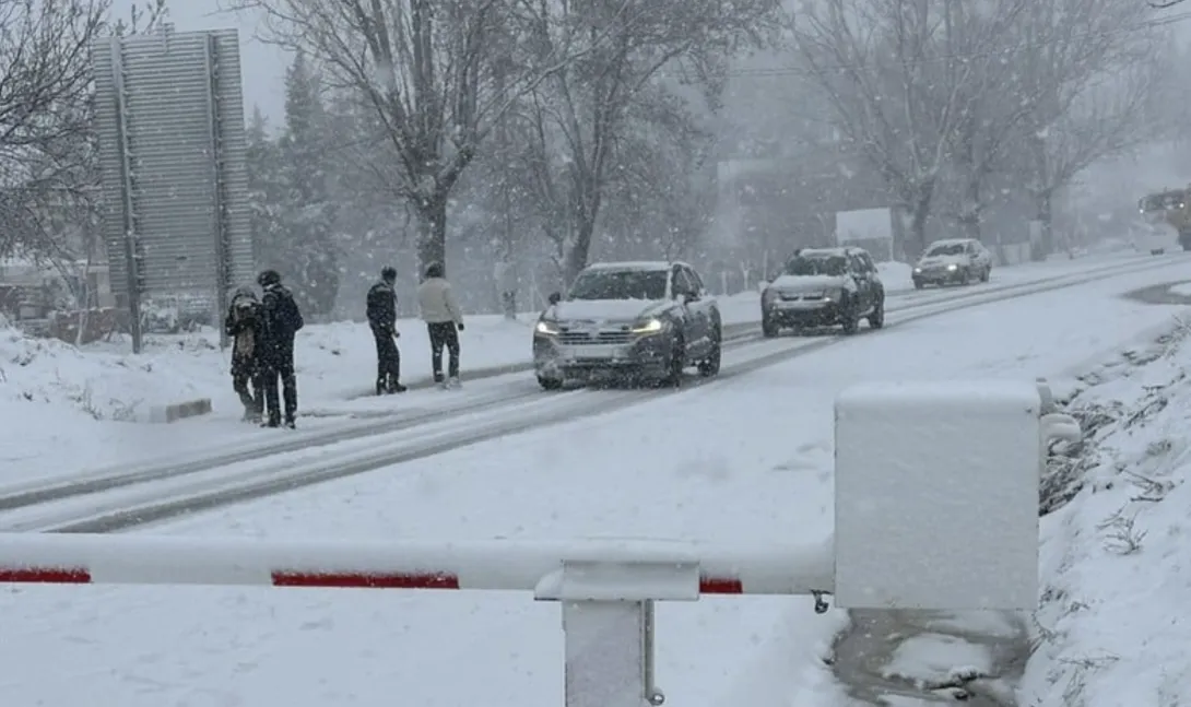 نشرة إنذارية ترفع اليقظة الحمراء بسبب أمطار قوية ورياح عاصفة بعدد من الأقاليم