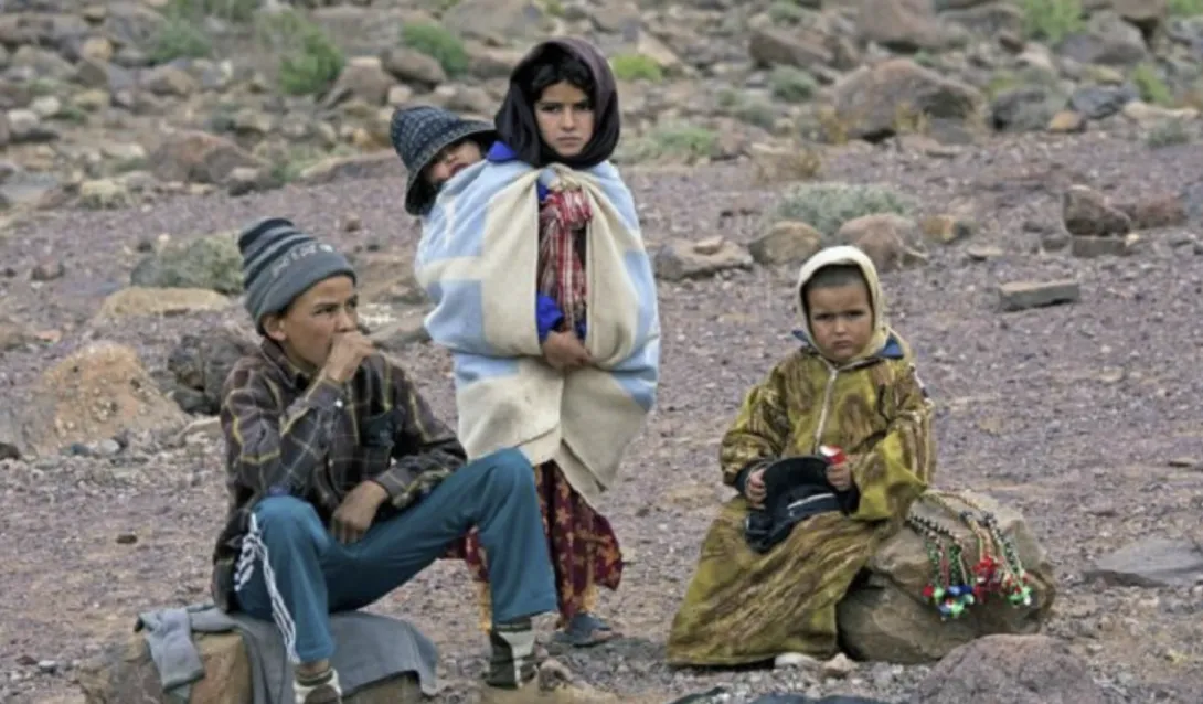 تقرير رسمي: تحسن في مستوى المعيشة وتحذير من انزلاق 3 ملايين مغربي نحو الفقر عند الأزمات