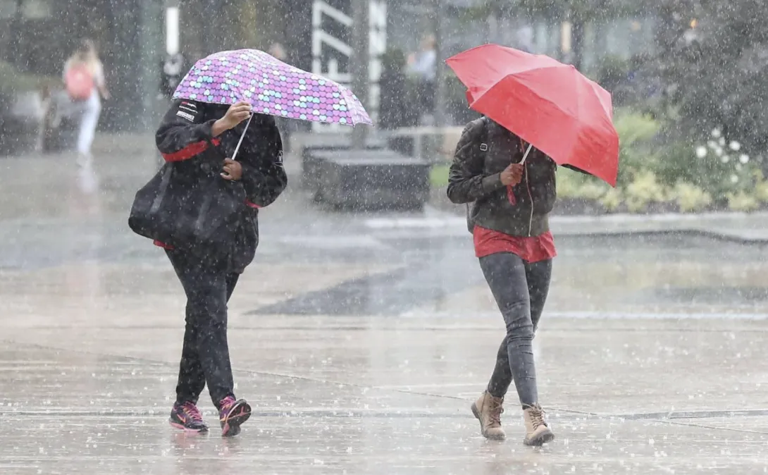 زخات مطرية رعدية مرفوقة أحيانا بالبرد مرتقبة بعدة مناطق في المغرب