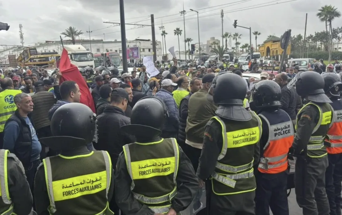 احتجاجات واسعة لمهنيي سيارات الأجرة بالدار البيضاء بسبب غلاء المحروقات